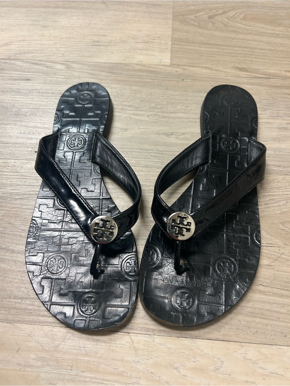 Tory Burch Thora Thong Sandals Black Strap Leather Size 9M Logo Flip Flops Beach - Picture 2 of 9
